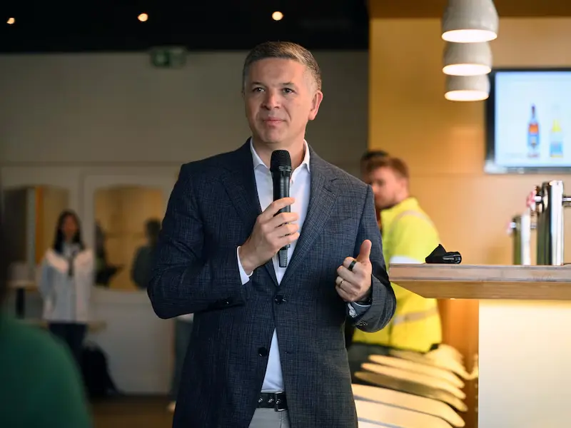 AB InBev‑CEO Michel Doukeris (53) heft het glas.